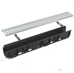   Alca / AlcaDRAIN / AlcaPLAST AVZ102-R102, Kültéri folyóka 100 mm integrált műanyag peremmel horganyzott „C" profilú ráccsal