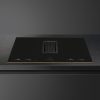   SMEG Dolce Stil Novo páraelszívóval intergrált indukciós főzőlap / kerámia főzőlapba beépített páraelszívó, beépíthető, 80 cm-es / 80 cm széles, fekete üveg réz színű díszítéssel, HOBD682R1